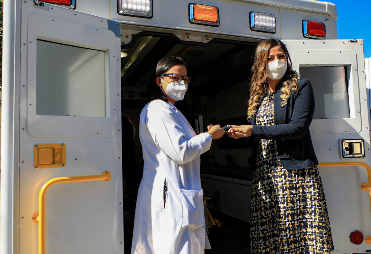 Directora del ISSS entrega ambulancias a centros hospitalarios para facilitar traslado de pacientes directora-del-isss-entrega-ambulancias-a-centros-hospitalarios-para-facilitar-traslado-de-pacientes